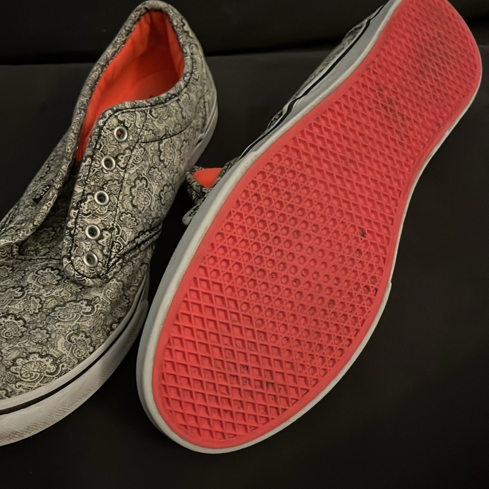 Awesome pair of Vans. No laces. Great tread. - Picture 2 of 3